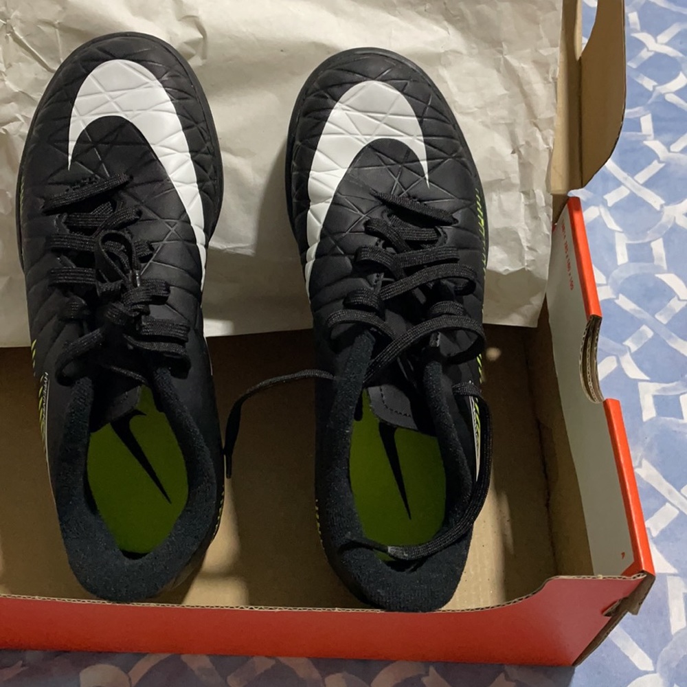 (Sold)Nike boy soccer ⚽️ shoes - Picture 2 of 8